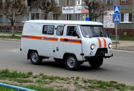 УАЗ_452_с_декоративными_полосами_службы_спасения,_Коряжма