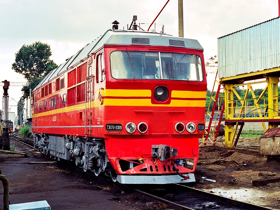 ТЭП70-0309,_Россия,_Волгоградская_область,_депо_Волгоград-Пассажирское_(Trainpix_160384)