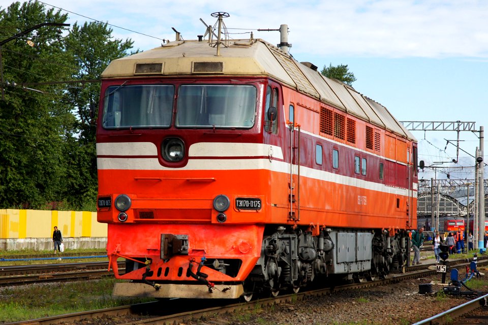 ТЭП70-0175,_Россия,_Санкт-Петербург,_станция_Санкт-Петербург-Витебский_(Trainpix_67384)