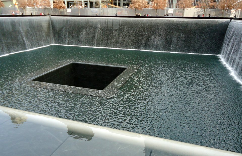 911_Memorial_pool_and_fountain_with_water_flowing