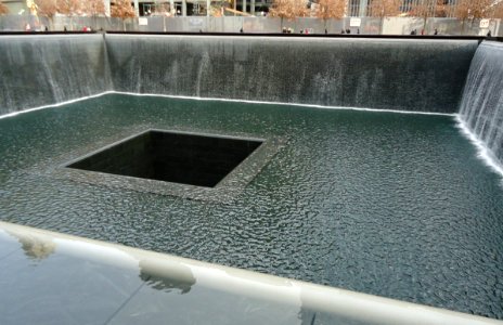 911_Memorial_pool_and_fountain_with_water_flowing