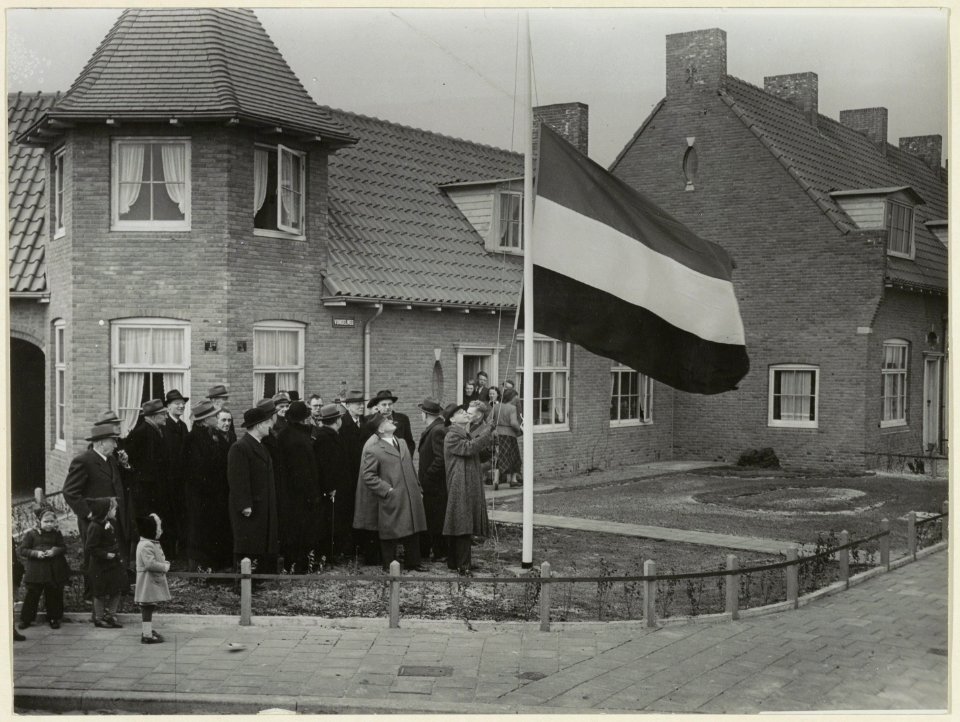 95_woningen_van_de_Woningbouwvereniging_De_Voorzorg_worden_in_gebruik_genomen._NL-HlmNHA_54004417