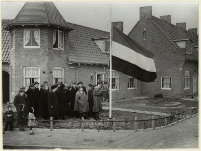 95_woningen_van_de_Woningbouwvereniging_De_Voorzorg_worden_in_gebruik_genomen._NL-HlmNHA_54004417