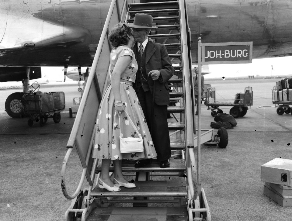 95-jarige_heer_C._de_Froe_vertrekt_van_Schiphol_naar_Zuid_Afrika_voor_40-jarig_b,_Bestanddeelnr_907-2310