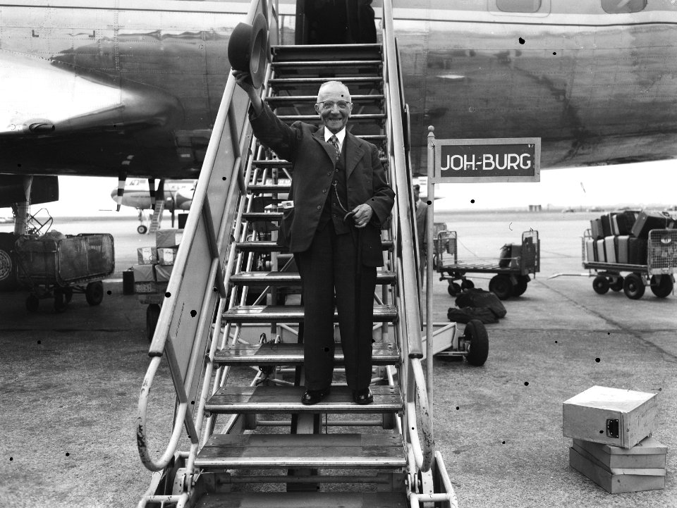 95-jarige_heer_C._de_Froe_vertrekt_van_Schiphol_naar_Zuid_Afrika_voor_40-jarig_b,_Bestanddeelnr_907-2311