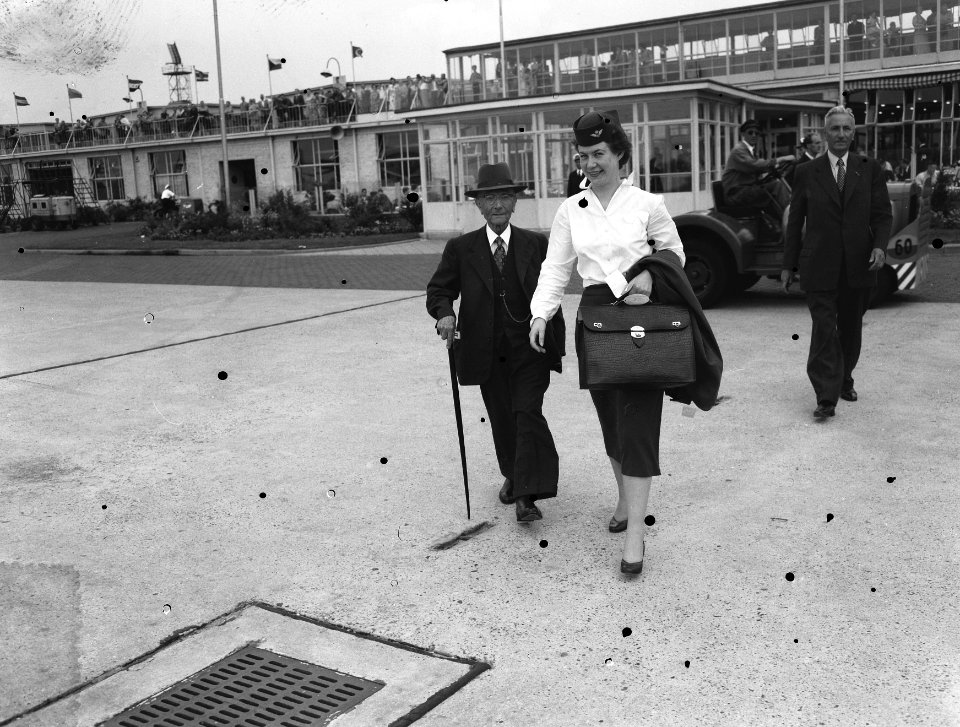 95-jarige_heer_C._de_Froe_vertrekt_van_Schiphol_naar_Zuid_Afrika_voor_40-jarig_b,_Bestanddeelnr_907-2309