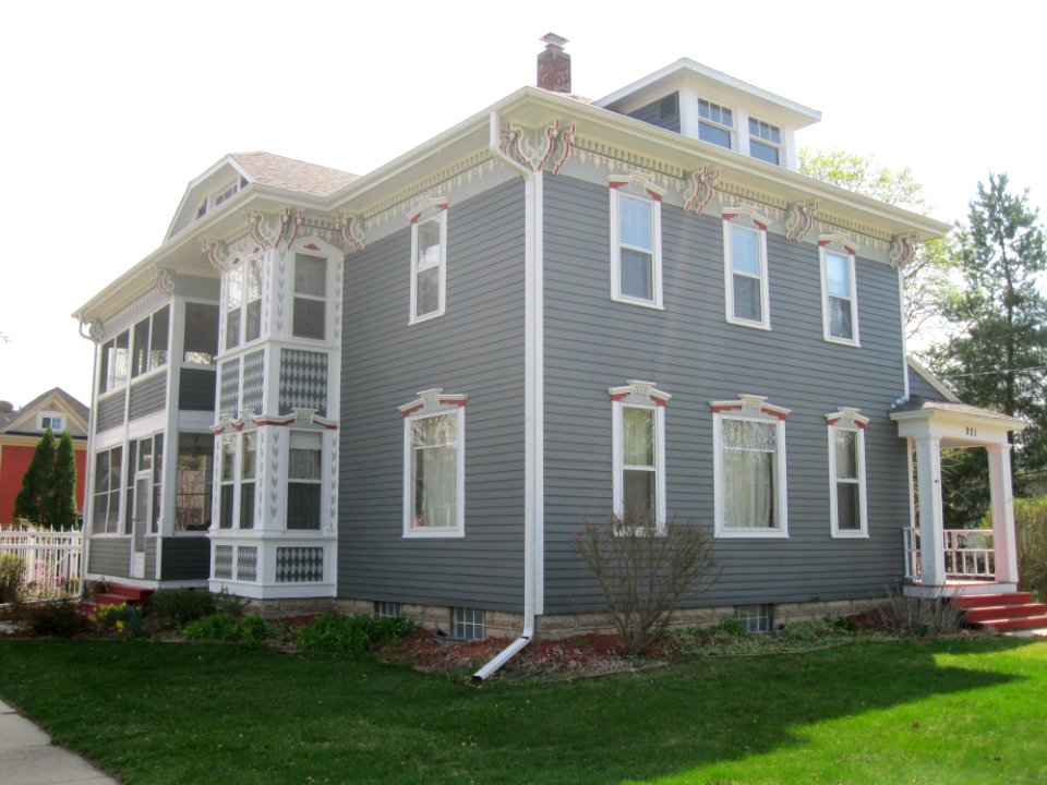 921_E._Main_St.,_East_Side_Historic_District,_Stoughton,_WI