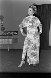 8e_Intercontex_in_de_RAI_modeshow,_avondkleed_(van_Helanca),_Bestanddeelnr_922-2251