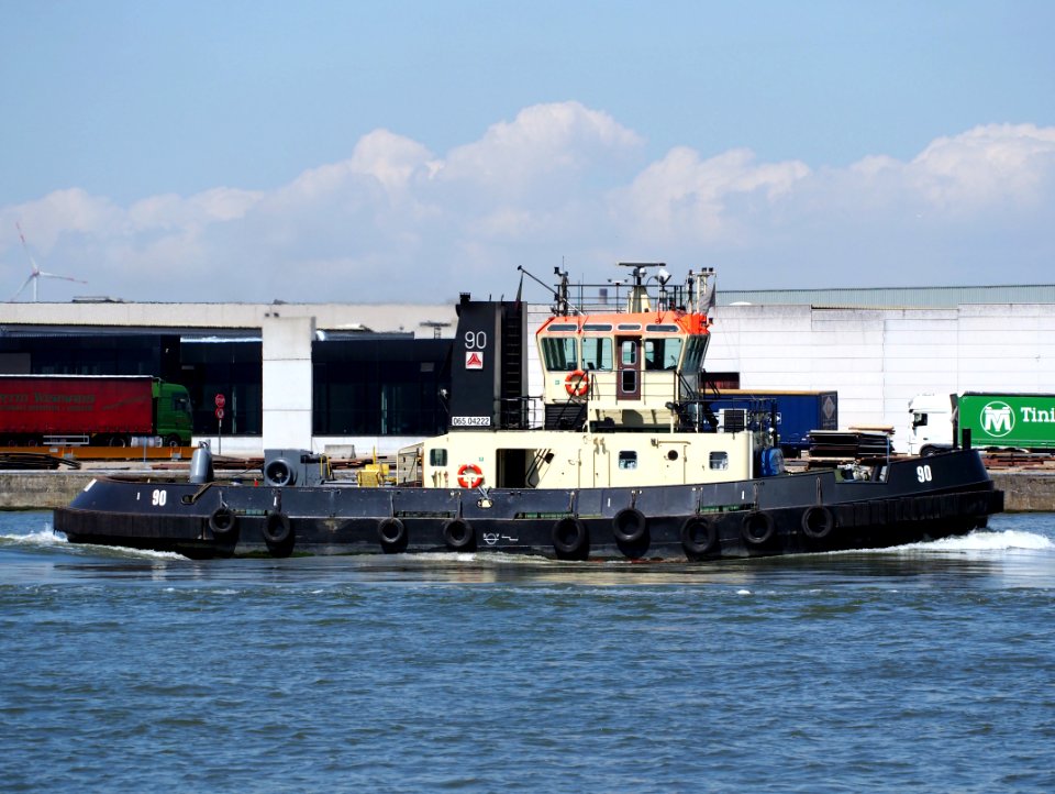 90_-_ENI_06504222,_Port_of_Antwerp,_pic2