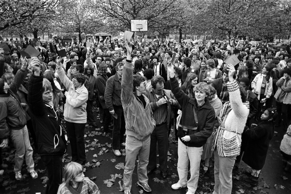 900_Adamse_onderwijzers_hebben_vandaag_gestaakt,_op_Museumplein,_Bestanddeelnr_931-1125