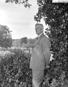 9_juni_as_wordt_Clinge_Doornbos_75_jaar_Clinge_Doornbos_in_zijn_tuin,_Bestanddeelnr_910-4150