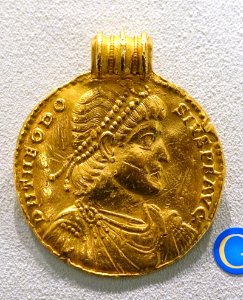 9_Solidi,_Theodosius_I,_emperor_with_ensigns,_Aquileia,_378-383_AD_-_Bode-Museum_-_DSC02732