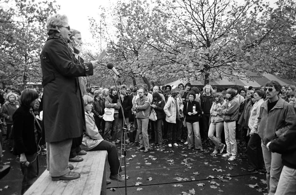 900_Adamse_onderwijzers_hebben_vandaag_gestaakt,_op_Museumplein,_spreker_Van_de,_Bestanddeelnr_931-1127