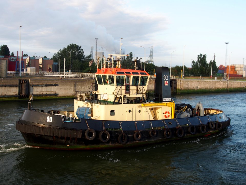 90_-_ENI_06504222,_Port_of_Antwerp_pic1