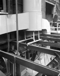 8x11_Stofafzuiging_bij_de_haardenfabriek_Becht_en_Dyserink_te_Weesperkarspel,_Bestanddeelnr_256-0176