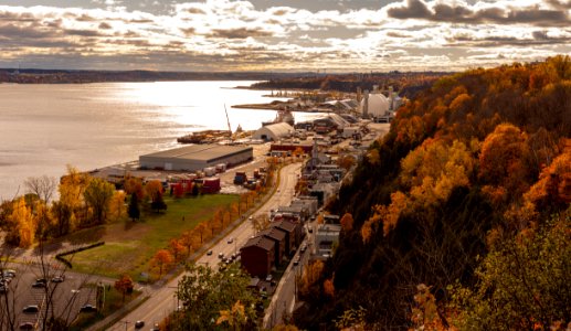 Église_catholique_Notre-Dame-de-la-Garde_et_alentours,_Quebec_ville,_Canada