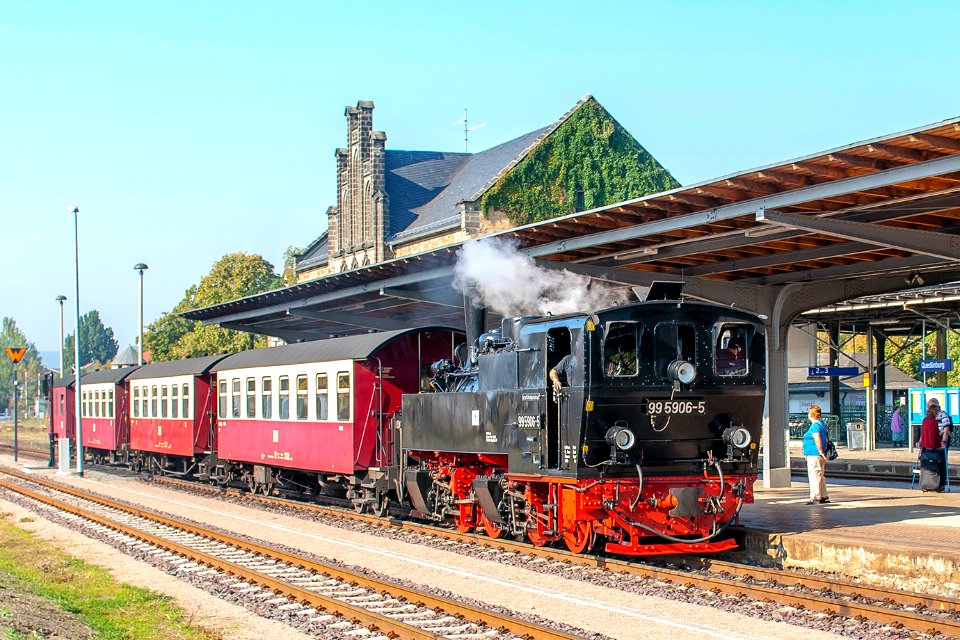 99_5906-5,_Germany,_Saxony-Anhalt,_Quedlinburg_Railway_station_(Trainpix_170726)