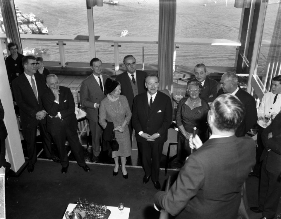 8000_ste_Schip_in_Amsterdamse_haven,_Bestanddeelnr_914-6456