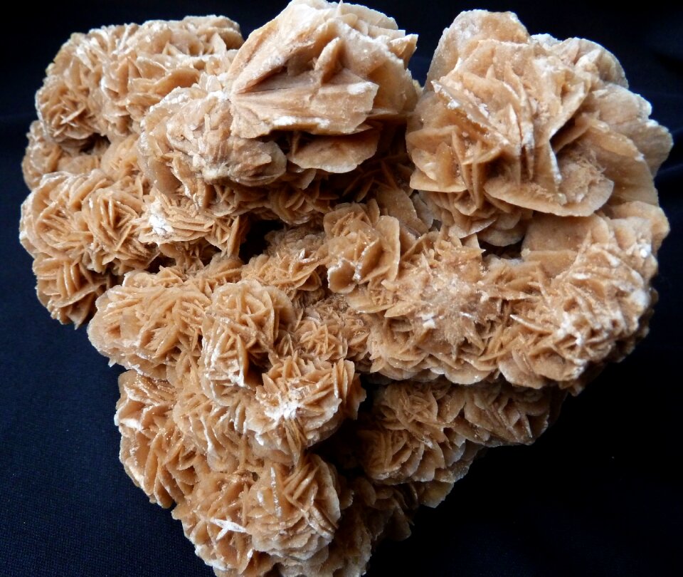 Yellow brown barite rose