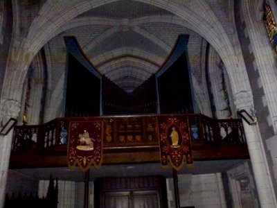 Église_Notre-Dame-de-Grâces_d'Ardres_orgue_et_bannières_de_procession