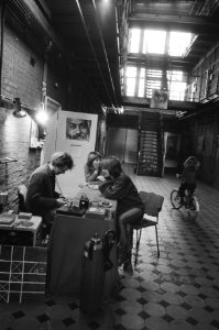 80_volgelingen_Bhagwan_wonen_in_voormalig_huis_van_bewaring_aan_Amstelveense_weg,_Bestanddeelnr_931-9243
