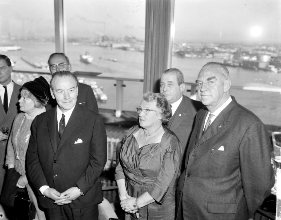8000_ste_Schip_in_Amsterdamse_haven,_Bestanddeelnr_914-6453