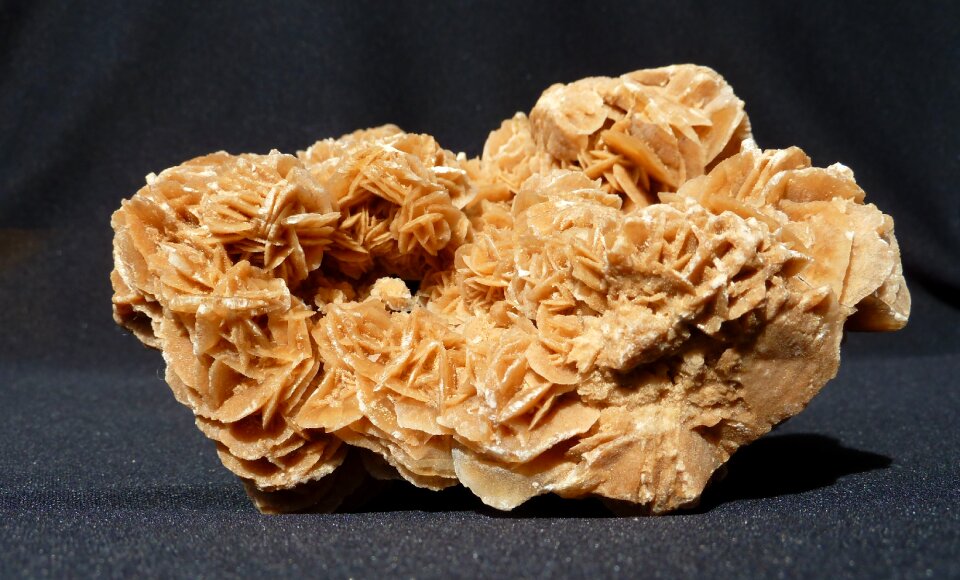 Yellow brown barite rose