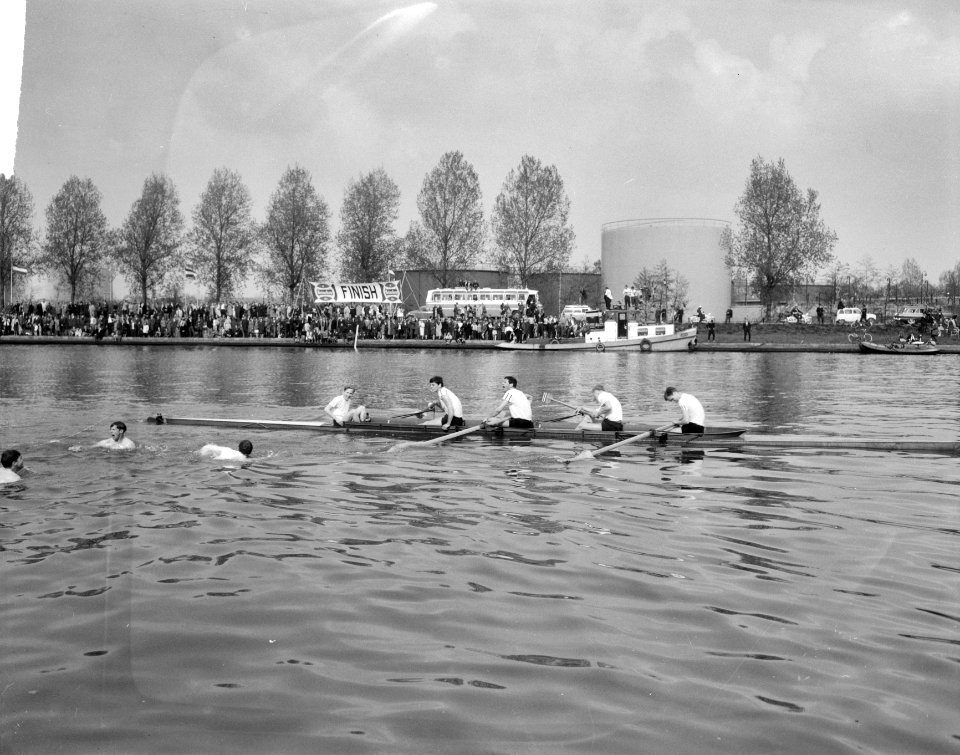 81e_Varsity_op_Amsterdam_Rijnkanaal_,_Nereus_Oude_Vier_omringd_door_supporters,_Bestanddeelnr_917-7196