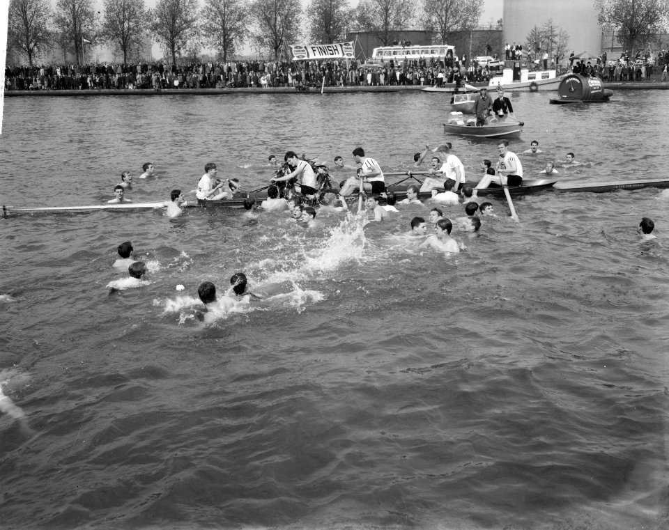 81e_Varsity_op_Amsterdam_Rijnkanaal_,_Nereus_Oude_Vier_omringd_door_supporters,_Bestanddeelnr_917-7198
