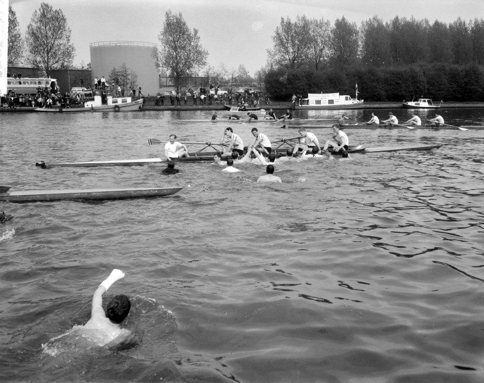 81e_Varsity_op_Amsterdam_Rijnkanaal_,_Nereus_Oude_Vier_omringd_door_supporters,_Bestanddeelnr_917-7197