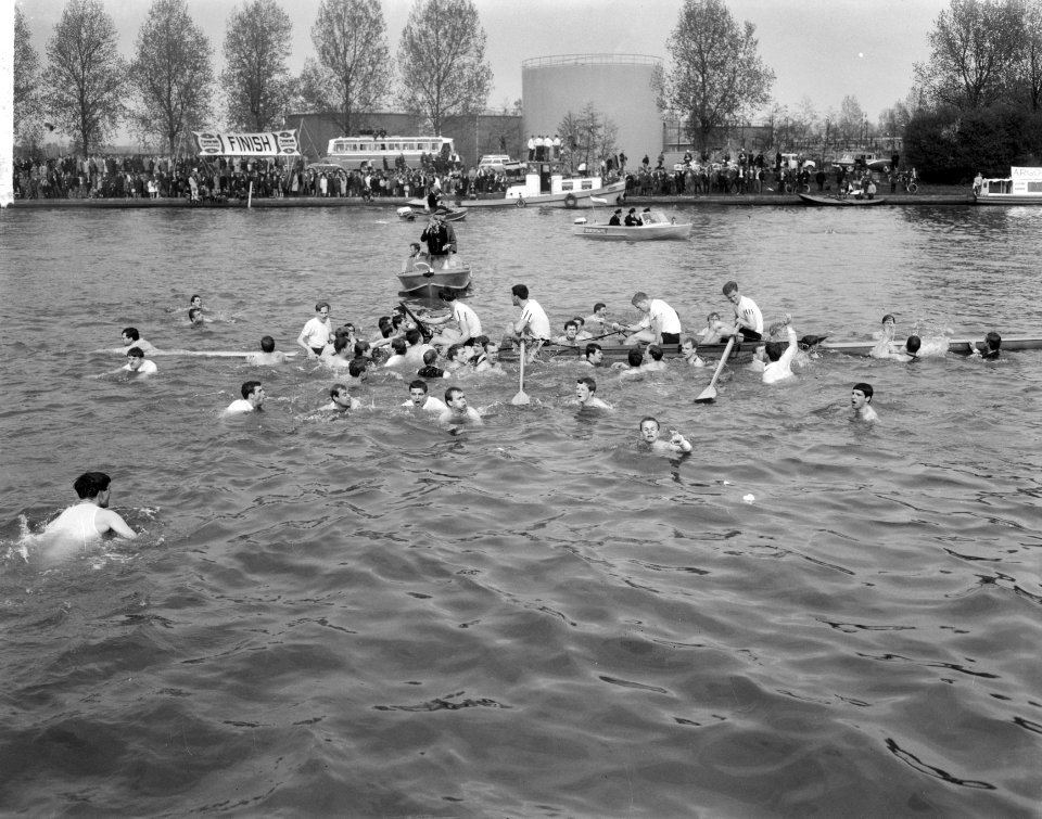 81e_Varsity_op_Amsterdam_Rijnkanaal_,_Nereus_Oude_Vier_omringd_door_supporters,_Bestanddeelnr_917-7200
