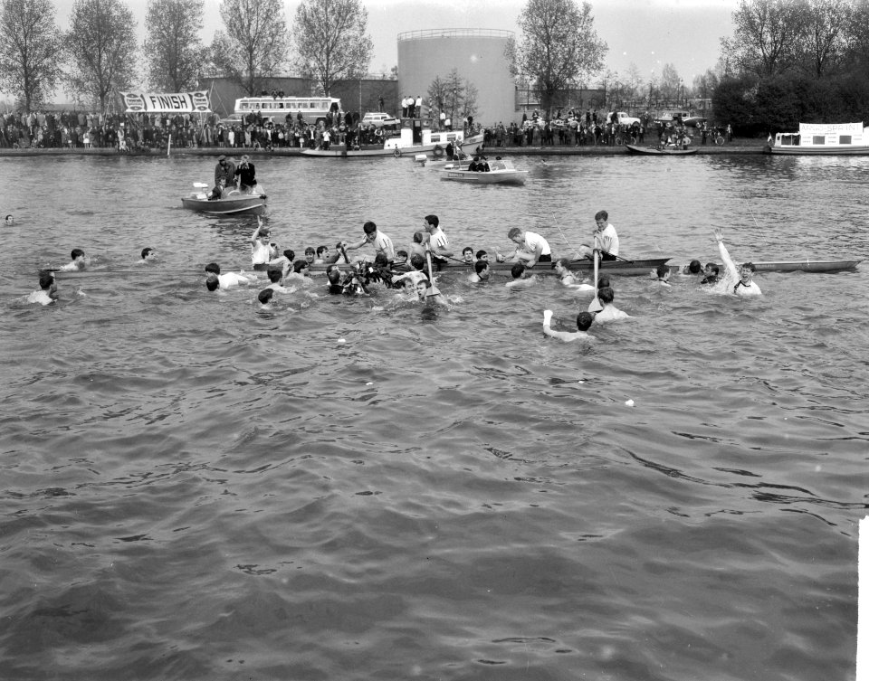 81e_Varsity_op_Amsterdam_Rijnkanaal_,_Nereus_Oude_Vier_omringd_door_supporters,_Bestanddeelnr_917-7199