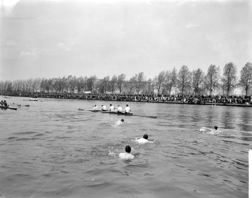 81e_Varsity_op_Amsterdam_Rijnkanaal_,_Nereus_Oude_Vier_omringd_door_supporters,_Bestanddeelnr_917-7203