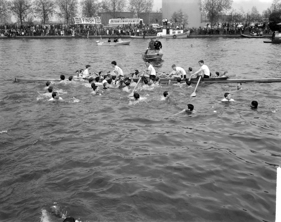 81e_Varsity_op_Amsterdam_Rijnkanaal_,_Nereus_Oude_Vier_omringd_door_supporters,_Bestanddeelnr_917-7201