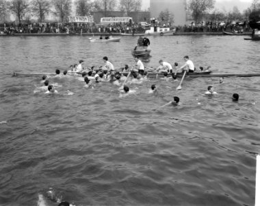 81e_Varsity_op_Amsterdam_Rijnkanaal_,_Nereus_Oude_Vier_omringd_door_supporters,_Bestanddeelnr_917-7201