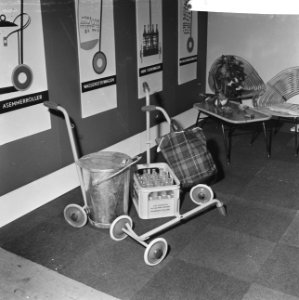 84_ste_Damesbeurs_in_de_Houtrusthallen_te_Den_Haag_,_ee_nieuw_wagentje_voor_dive,_Bestanddeelnr_918-2340