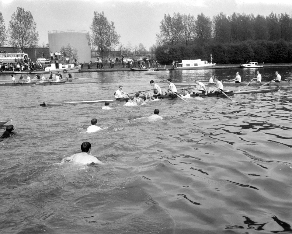 81e_Varsity_op_Amsterdam_Rijnkanaal_,_Nereus_Oude_Vier_omringd_door_supporters,_Bestanddeelnr_917-7195