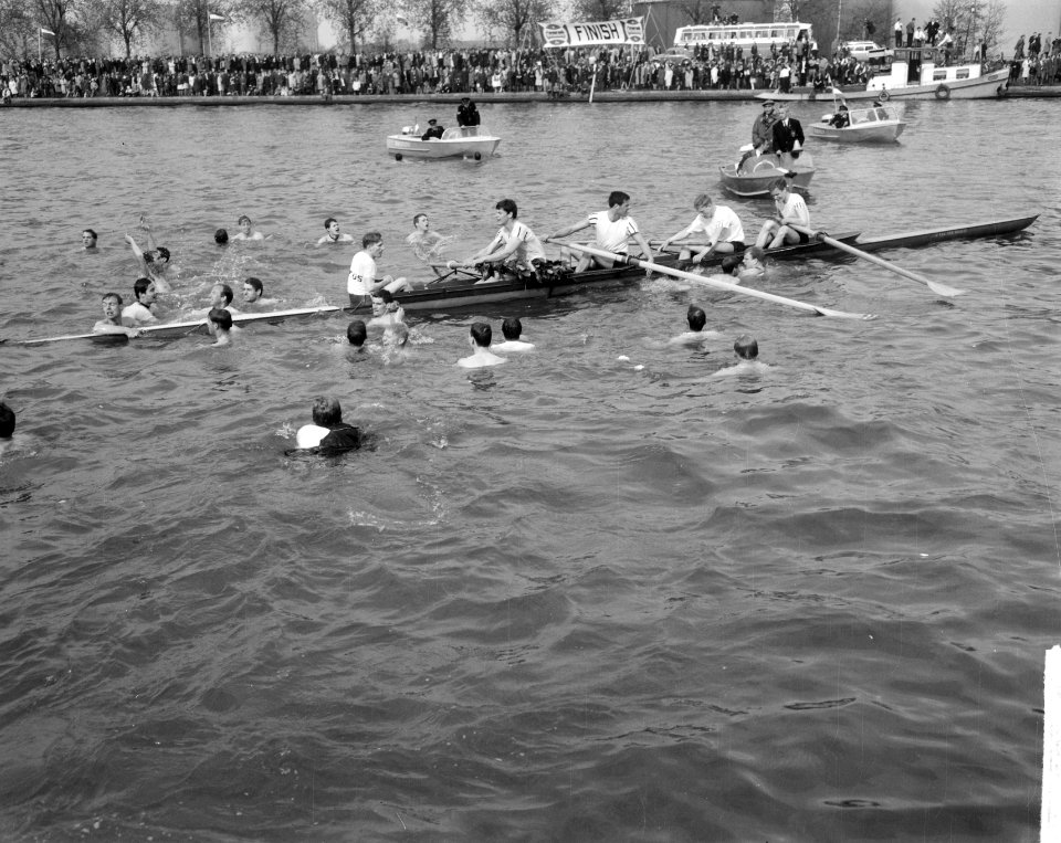 81e_Varsity_op_Amsterdam_Rijnkanaal_,_Nereus_Oude_Vier_omringd_door_supporters,_Bestanddeelnr_917-7204