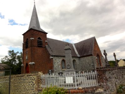 Éclaibes_(Nord,_Fr)_église_et_monument_aux_morts