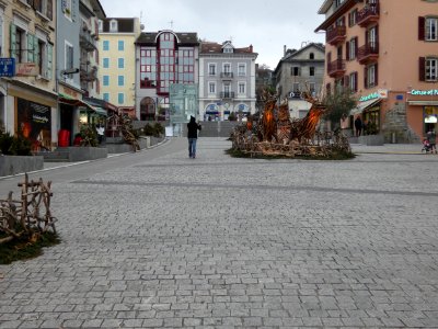 Évian-les-Bains_-_Place_Charles_de_Gaulle_-_Vers_le_sud photo