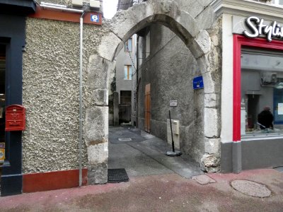 Évian-les-Bains_-_Passage_de_l'Église_-_Depuis_la_rue_de_l'Église