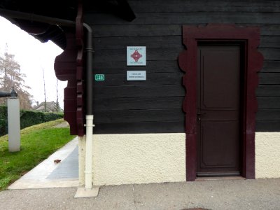 Évian-les-Bains_-_Funiculaire_-_Station_Neuvecelle_-_Porte_et_plaque_Monument_historique