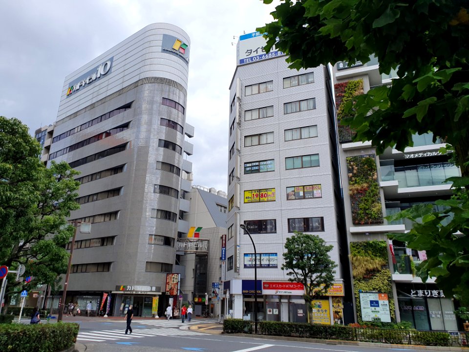 Ōmori_bus_station_and_buildings_around