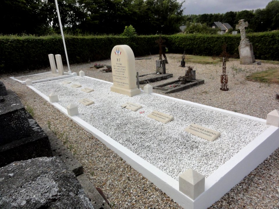 Étalleville_(Seine-Mar.)_carré_militaire_au_cimetière,_vue_d'ensemble