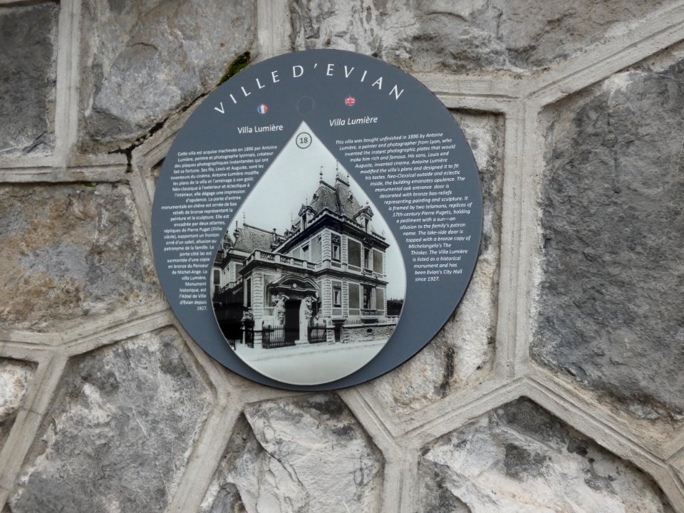 Évian-les-Bains_-_Quai_Charles-Albert_Besson_-_Hôtel_de_ville_-_Plaque_Villa_Lumière