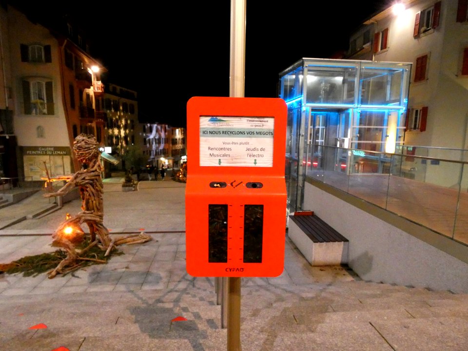 Évian-les-Bains_-_Place_Charles_de_Gaulle_-_Collecte_de_mégots_de_cigarettes