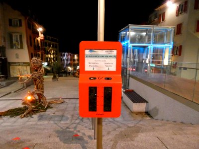 Évian-les-Bains_-_Place_Charles_de_Gaulle_-_Collecte_de_mégots_de_cigarettes