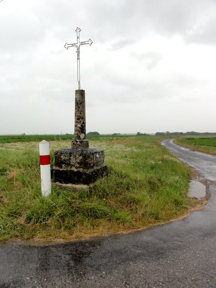 Épagny_(Aisne)_paysage_avec_croix_de_chemin_peu_avant_Bonnemaison_(Pont-Saint-Mard)