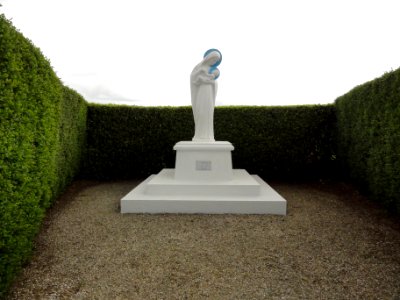 Étalleville_(Seine-Mar.)_statue_Vierge_à_l'Enfant,_memorial_de_guerre