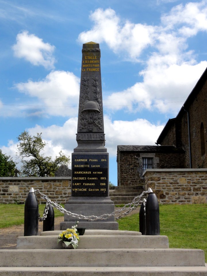 Étalle_(Ardennes)_monument_aux_morts
